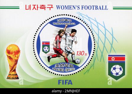 Bloc-feuillet de timbres-poste nord-coréens de 2007 représentant des joueuses de football et le trophée de la Coupe du monde de la FIFA. Banque D'Images