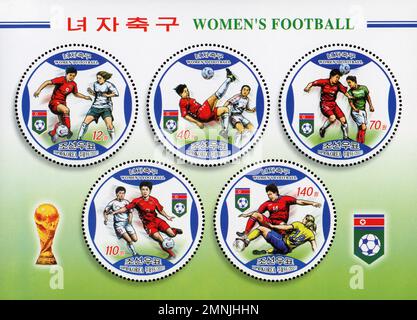 Timbres-poste nord-coréens représentant des footballeurs féminins en action, émis en 2007 (Juche 96) pour célébrer ce sport. Banque D'Images