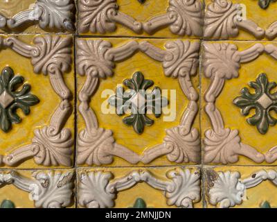 Ancien revêtement mural en carreaux de céramique typique des bâtiments de la ville de Porto au Portugal. Banque D'Images