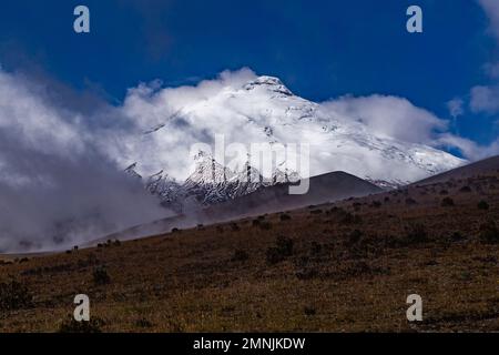 Paysages des pentes des volcans Cotopaxi et Morurco; bancs de sable, rochers, végétation de montagne. Banque D'Images