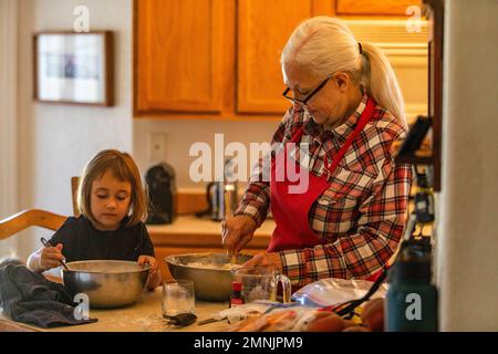 Grand-mère et petite-fille (6-7) cuisent des biscuits ensemble Banque D'Images