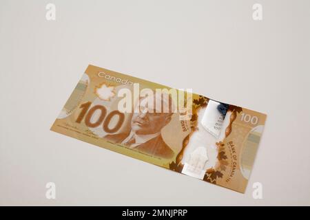 Nouveau billet canadien de 100 dollars sur fond blanc. Banque D'Images