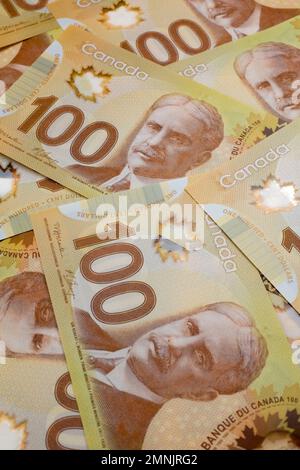 Étalez les nouveaux billets de 100 dollars canadiens. Banque D'Images