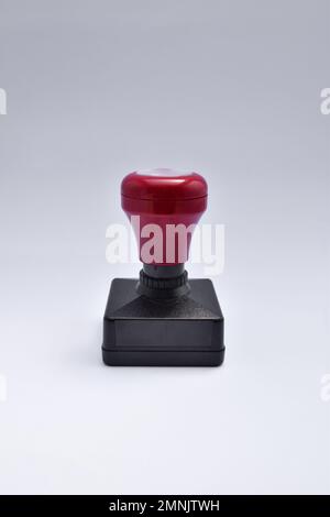 Tampon en caoutchouc rouge en plastique isolé sur fond blanc Banque D'Images
