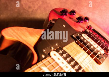 Vaduz, Liechtenstein, 28 septembre 2022 produit d'une guitare électrique standard américaine Gibson les Paul en rafale de soleil Banque D'Images