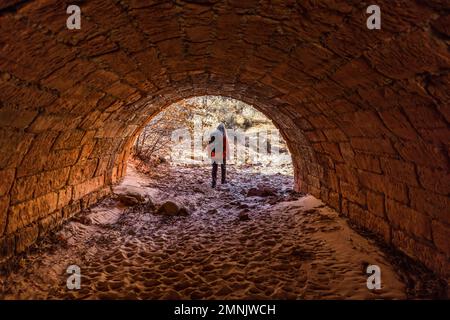 États-Unis, Utah, parc national de Zion, marcheur féminin traversant le tunnel Banque D'Images