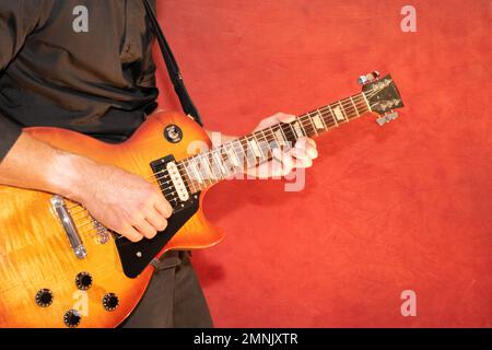 Vaduz, Liechtenstein, 28 septembre 2022 l'artiste interprète avec une guitare électrique standard américaine Gibson les Paul en rafale de soleil Banque D'Images