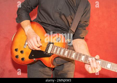 Vaduz, Liechtenstein, 28 septembre 2022 l'artiste interprète avec une guitare électrique standard américaine Gibson les Paul en rafale de soleil Banque D'Images