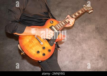 Vaduz, Liechtenstein, 28 septembre 2022 l'artiste interprète avec une guitare électrique standard américaine Gibson les Paul en rafale de soleil Banque D'Images