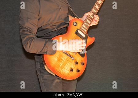 Vaduz, Liechtenstein, 28 septembre 2022 l'artiste interprète avec une guitare électrique standard américaine Gibson les Paul en rafale de soleil Banque D'Images