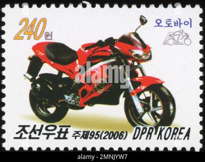 Timbre-poste nord-coréen de 2006 représentant une moto sportive rouge, évaluée à 240 won, philatélie de la RPDC. Banque D'Images