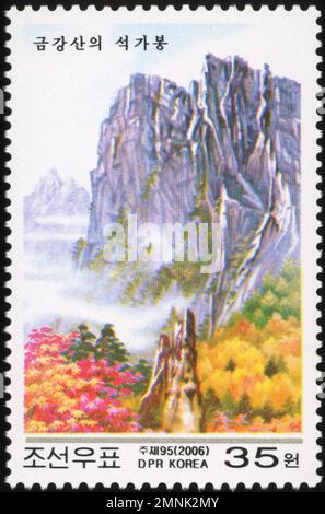 Timbre-poste nord-coréen de 2006 représentant le pic Seokgabong dans le mont Kumgang avec un feuillage d'automne vibrant et une brume de montagne. Banque D'Images