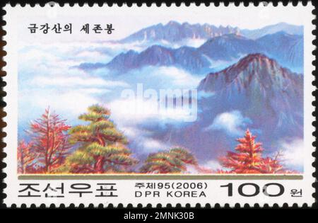 Timbre-poste nord-coréen de 2006 représentant le pic Sejonbong au mont Kumgang, en République populaire démocratique de Corée, avec une valeur faciale de 100 won. Banque D'Images