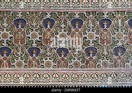 Afrique, Maroc, magnifique détail en plâtre sculpté à la main de conception mauresque Banque D'Images
