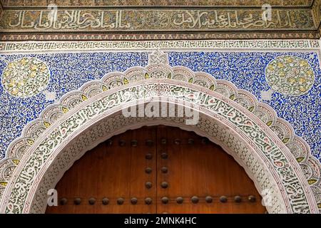 Afrique, Maroc, magnifique détail en plâtre sculpté à la main de conception mauresque Banque D'Images