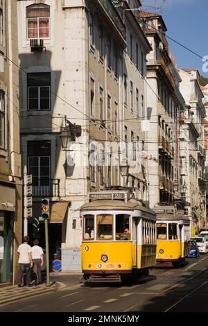 Vieux trolleybus électriques et automobiles dans une rue de la ville de Lisbonne, Portugal. Banque D'Images