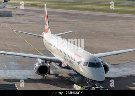 Zurich, Suisse, 19 janvier 2023 voies aériennes britanniques l'Embraer E-190SR se place à la porte Banque D'Images