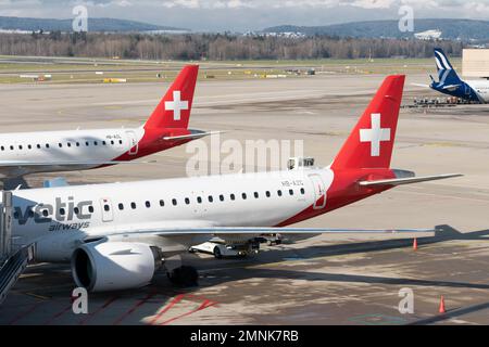 Zurich, Suisse, les voies aériennes 19 janvier 2023 Helvetic Embraer E-190 et un E-195 E2 se trouvent à la porte Banque D'Images