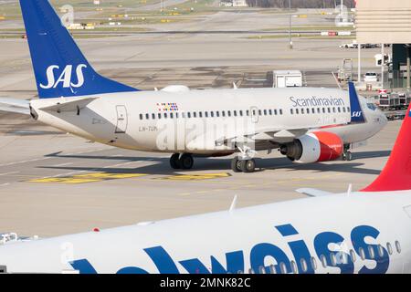 Zurich, Suisse, 19 janvier 2023 SAS Scandinavian Airlines Boeing 737-705 à la porte Banque D'Images