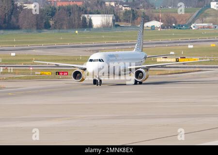 Zurich, Suisse, 19 janvier 2023 compagnies aériennes Vueling Airbus A320-214 est en train de rouler à la porte Banque D'Images