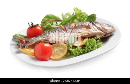 Délicieux poisson rôti avec citron et légumes isolés sur blanc Banque D'Images
