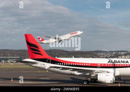 Zurich, Suisse, 19 janvier 2023 les Airbus A330-343 suisses décollent derrière l'Airbus A319-115X-CJ du gouvernement albanais qui est stationné Banque D'Images