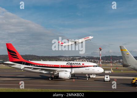 Zurich, Suisse, 19 janvier 2023 avion gouvernemental albanais Airbus A319-115X-CJ avec un Airbus suisse au départ A330-343 en arrière-plan Banque D'Images