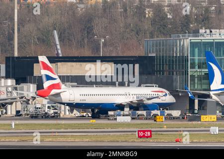 Zurich, Suisse, 19 janvier 2023 avions britanniques Airbus A320-232 à la porte Banque D'Images