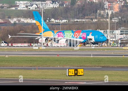 Zurich, Suisse, 19 janvier 2023 Emirats Airbus A380-861 se place à la porte Banque D'Images