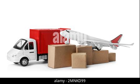 Transport logistique différent avec des boîtes isolées sur blanc. Concept de vente en gros Banque D'Images