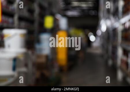 Vue floue des supports de stockage avec différents matériaux de construction dans l'entrepôt de gros Banque D'Images