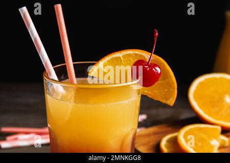 Cocktail frais alcoolique Tequila Sunrise sur fond sombre, gros plan Banque D'Images