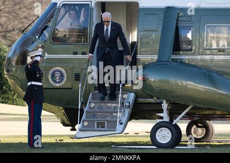 Washington, Vereinigte Staaten. 30th janvier 2023. Le président des États-Unis Joe Biden arrive, après avoir parlé à Baltimore, à la Maison Blanche à Washington, DC sur 30 janvier 2023. Credit: Chris Kleponis/Pool via CNP/dpa/Alay Live News Banque D'Images