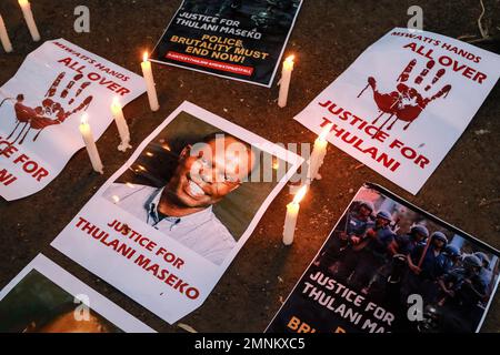 Nakuru, Kenya. 30th janvier 2023. Des bougies brûlent à côté d'affiches avec des informations dénonçant l'assassinat d'eSwatini, anciennement Swaziland, avocat des droits de l'homme, Thulani Maseko, lorsque des activistes ont rendu leurs hommages à Nakuru Town. Thulani Maseko, mis au repos dimanche, 29 janvier 2023, a été brutalement tué devant sa femme et deux jeunes enfants par des assaillants inconnus chez lui à Luhelko, à 50 kilomètres de la capitale Mbabane. Il était connu pour son agitation en faveur de la fin de la monarchie absolue, dans eSwatini, anciennement Swaziland. Crédit : SOPA Images Limited/Alamy Live News Banque D'Images