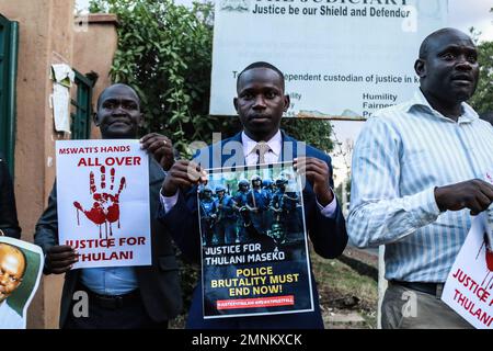 Nakuru, Kenya. 30th janvier 2023. Les activistes tiennent des affiches quand ils ont rendu leurs hommages à l'assassinée eSwatini, anciennement Swaziland, avocat des droits de l'homme, Thulani Maseko dans la ville de Nakuru. Thulani Maseko, mis au repos dimanche, 29 janvier 2023, a été brutalement tué devant sa femme et deux jeunes enfants par des assaillants inconnus chez lui à Luhelko, à 50 kilomètres de la capitale Mbabane. Il était connu pour son agitation en faveur de la fin de la monarchie absolue, dans eSwatini, anciennement Swaziland. Crédit : SOPA Images Limited/Alamy Live News Banque D'Images