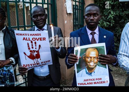 Nakuru, Kenya. 30th janvier 2023. Les activistes tiennent des bougies et des affiches lorsqu'ils ont rendu leurs hommages à l'assassinée eSwatini, anciennement Swaziland, avocat des droits de l'homme, Thulani Maseko, dans la ville de Nakuru. Thulani Maseko, mis au repos dimanche, 29 janvier 2023, a été brutalement tué devant sa femme et deux jeunes enfants par des assaillants inconnus chez lui à Luhelko, à 50 kilomètres de la capitale Mbabane. Il était connu pour son agitation en faveur de la fin de la monarchie absolue, dans eSwatini, anciennement Swaziland. Crédit : SOPA Images Limited/Alamy Live News Banque D'Images