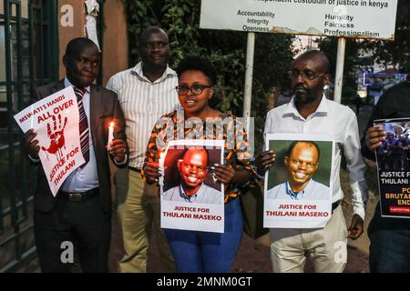 Nakuru, Kenya. 30th janvier 2023. Les activistes tiennent des bougies et des affiches lorsqu'ils ont rendu leurs hommages à l'assassinée eSwatini, anciennement Swaziland, avocat des droits de l'homme, Thulani Maseko, dans la ville de Nakuru. Thulani Maseko, mis au repos dimanche, 29 janvier 2023, a été brutalement tué devant sa femme et deux jeunes enfants par des assaillants inconnus chez lui à Luhelko, à 50 kilomètres de la capitale Mbabane. Il était connu pour son agitation en faveur de la fin de la monarchie absolue, dans eSwatini, anciennement Swaziland. (Photo de James Wakibia/SOPA Images/Sipa USA) crédit: SIPA USA/Alay Live News Banque D'Images