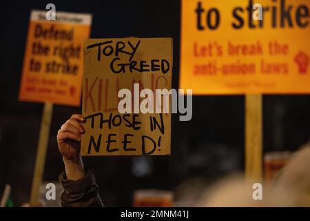 Londres, Royaume-Uni. 30th janvier 2023. Un écriteau est maintenu en haut parmi les manifestants pendant la manifestation assez est assez. Une manifestation organisée par divers syndicats britanniques a eu lieu à l'extérieur de Downing Street en réponse au débat en cours sur le projet de loi anti-grève et le projet de loi d'ordre public à la Chambre des communes au Parlement britannique. Ces projets de loi menacent les droits de protestation et de grève des civils. Crédit : SOPA Images Limited/Alamy Live News Banque D'Images