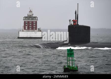 221004-N-ZZ999-0036 GROTON, Conn. (4 octobre 2022) – L'USS Oregon (SSN 793) passe devant le phare de New London Ledge lors d'opérations de routine à l'embouchure de la rivière Thames à Groton, Conn., 4 octobre. Le sous-marin d'attaque rapide USS Oregon and Crew de classe Virginie opère sous le Submarine Squadron (SUBRON) FOUR et sa mission principale est de fournir des sous-marins d'attaque prêts, disposés et capables de relever les défis uniques du combat sous-marin et des opérations déployées dans des environnements impitoyables à travers le monde. Groton, New London, SRS 32, sous-marin, USS Oregon, Banque D'Images