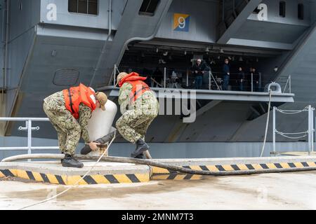 221004-N-KK394-1024 NORFOLK, Virginie (oct 4, 2022) les marins se préparent à enlever les lignes d'amarrage de la jetée, alors que le porte-avions de la classe Gerald R. Ford USS Gerald R. Ford (CVN 78) quitte la base navale de Norfolk, le 4 octobre. Le groupe de grève des transporteurs Gerald R. Ford (GRFCSG) est déployé dans l'océan Atlantique, menant des activités d'entraînement et des opérations aux côtés des alliés et des partenaires de l'OTAN afin d'améliorer l'intégration pour les opérations futures et de démontrer l'engagement de la Marine américaine à l'égard d'une région de l'Atlantique pacifique, stable et exempte de conflits. Banque D'Images