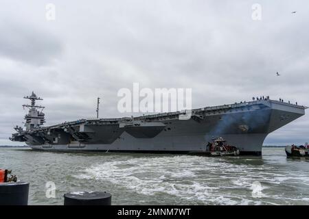 221004-N-KK394-1080 NORFOLK, Virginie (oct 4, 2022) le porte-avions de classe Gerald R. Ford USS Gerald R. Ford (CVN 78) quitte la base navale de Norfolk, le 4 octobre. Le groupe de grève des transporteurs Gerald R. Ford (GRFCSG) est déployé dans l'océan Atlantique, menant des activités d'entraînement et des opérations aux côtés des alliés et des partenaires de l'OTAN afin d'améliorer l'intégration pour les opérations futures et de démontrer l'engagement de la Marine américaine à l'égard d'une région de l'Atlantique pacifique, stable et exempte de conflits. Banque D'Images