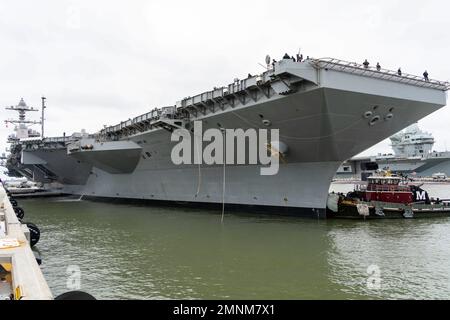 221004-N-KK394-1048 NORFOLK, Virginie (oct 4, 2022) le porte-avions de classe Gerald R. Ford USS Gerald R. Ford (CVN 78) se prépare à partir de la base navale de Norfolk, le 4 octobre. Le groupe de grève des transporteurs Gerald R. Ford (GRFCSG) est déployé dans l'océan Atlantique, menant des activités d'entraînement et des opérations aux côtés des alliés et des partenaires de l'OTAN afin d'améliorer l'intégration pour les opérations futures et de démontrer l'engagement de la Marine américaine à l'égard d'une région de l'Atlantique pacifique, stable et exempte de conflits. Banque D'Images