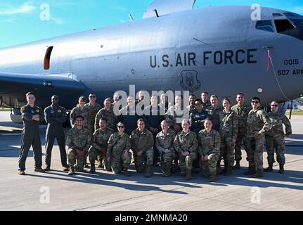 Les membres du Conseil des officiers de classe de la compagnie Tinker visitent l'escadre de ravitaillement aérien de 507th pour en apprendre davantage sur la réserve de la Force aérienne, le KC-135 Stratotanker et la mission de ravitaillement aérien de l'escadre 4 octobre 2022, base aérienne de Tinker, Oklahoma. Banque D'Images