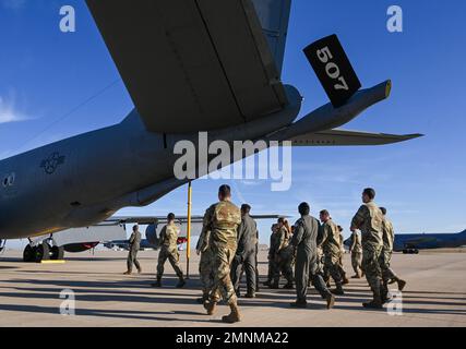 Les membres du Conseil des officiers de classe de la compagnie Tinker visitent l'escadre de ravitaillement aérien de 507th pour en apprendre davantage sur la réserve de la Force aérienne, le KC-135 Stratotanker et la mission de ravitaillement aérien de l'escadre 4 octobre 2022, base aérienne de Tinker, Oklahoma. Banque D'Images