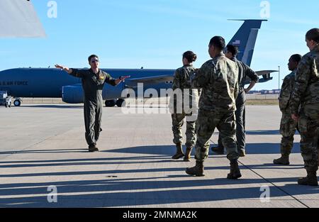 Les membres du Conseil des officiers de classe de la compagnie Tinker visitent l'escadre de ravitaillement aérien de 507th pour en apprendre davantage sur la réserve de la Force aérienne, le KC-135 Stratotanker et la mission de ravitaillement aérien de l'escadre 4 octobre 2022, base aérienne de Tinker, Oklahoma. Banque D'Images