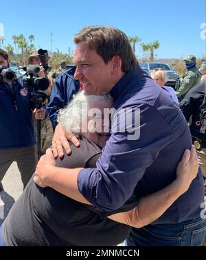 Matlacha Isles, Floride, (oct 4, 2022) - l'ouragan Ian Survivor Hugs gouverneur de Floride Ron DeSantis. Banque D'Images