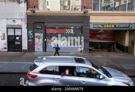 Photo de Tim Cuff. 9 décembre 2022 - 10 janvier 2023. Fille regarde d'une voiture dans un bâtiment de haute élévation à New York, États-Unis Banque D'Images