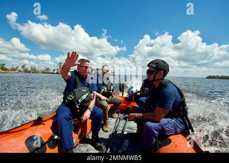 ADM. Arrière Brendan C. McPherson, commandant du septième district de la Garde côtière, parle avec le personnel de la Garde côtière à bord d'un bateau d'eau peu profonde à Matlacha Isles, en Floride, des équipes ont été mises en scène pour aider les gens de la communauté de Pine Island, qui ont été bloqués en raison de l'ouragan Ian le 4 octobre 2022. La Garde côtière a transféré plus de 700 personnes et biens essentiels à l'île. Banque D'Images