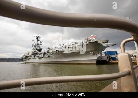 Le musée de l'air, de la mer et de l'espace Intrepid, sur les rives de l'Hudson, New York Banque D'Images