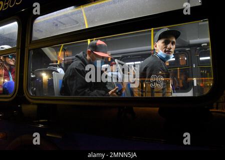 New York, États-Unis. 30th janvier 2023. Certains migrants choisissent d'emprunter les bus MTA pour se rendre au nouveau refuge de Brooklyn lors de l'impasse sur les migrants devant l'hôtel Watson, dans le centre-ville de New York, NY, sur 30 janvier 2023. Les migrants refusent de déménager dans un nouveau refuge à Brooklyn en invoquant des conditions inhumaines. (Photo par Efren Landaos/Sipa USA) crédit: SIPA USA/Alay Live News Banque D'Images
